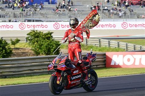 motogp results|MotoGP Valencia GP: Bagnaia wins title after Martin crashes into .